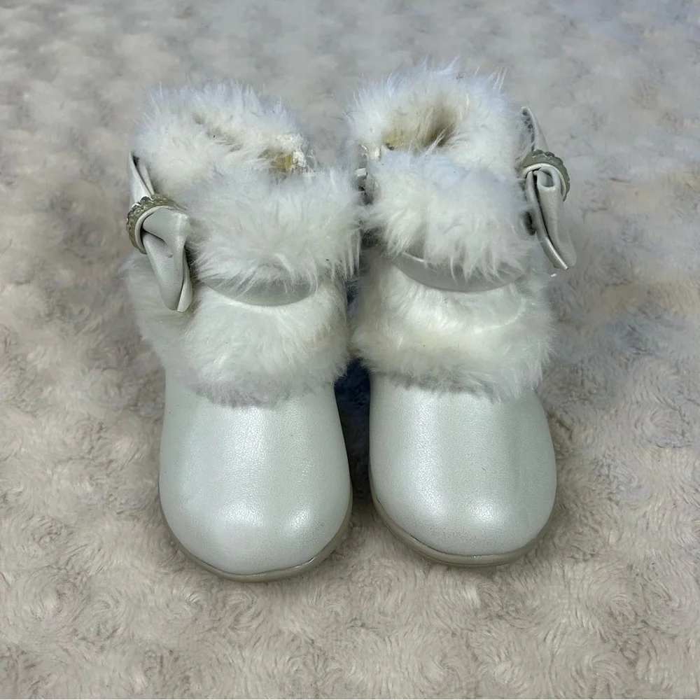 Wonderkids Fuzzy White Boots Baby Girl Size 4 Bow